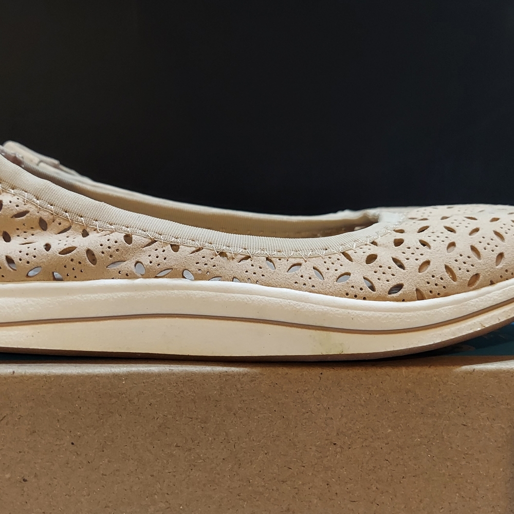 Clarks Cloudsteppers Breeze Roam Cut Out Beige Flats NWT Women's Size 6.5 Preppy - Picture 4 of 7